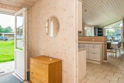 Gemütliches Ferienhaus in Ørsted mit Sauna