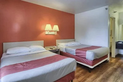 2 Doppelbetten mit Kühlschrank