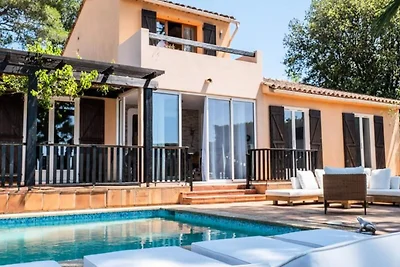 Villa in La Roquette mit Meerblick und Pool