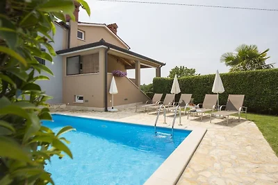 Ferienhaus in Tinjan mit Schwimmbecken
