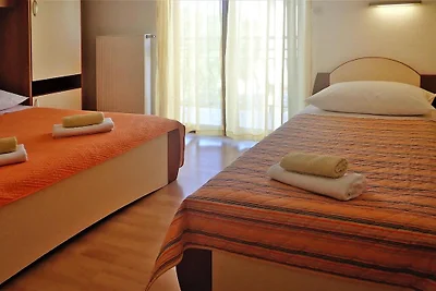Wohnung im Haus Pink Starigrad Paklenica