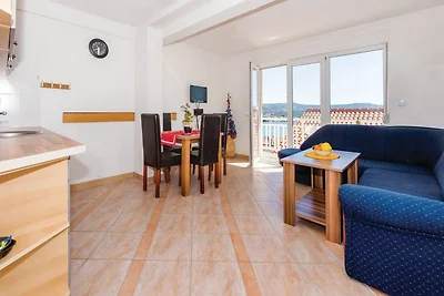 Schöne Küstenwohnung in Rogoznica