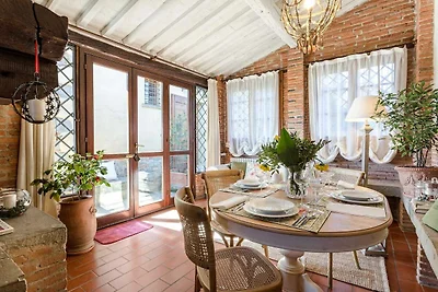 Charmantes Ferienhaus in Uzzano mit Garten