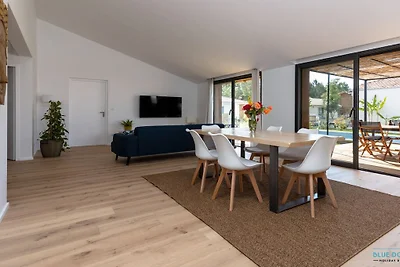 Houten huis met verwarmd zwembad