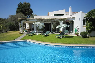 Villa aan zee met privézwembad