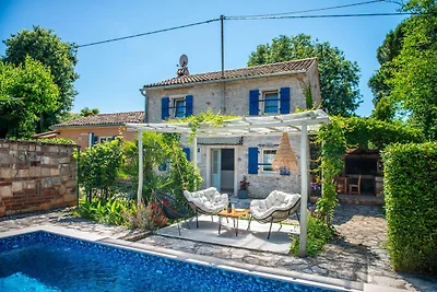 Casa vacanze convenzionale a Umago con piscin...