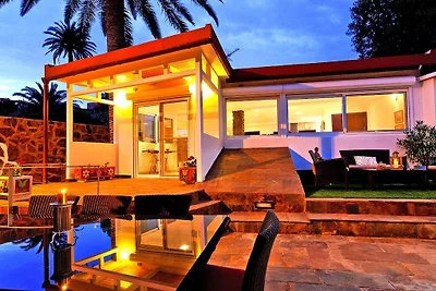 Villa mit Pool und wunderschöner Architektur