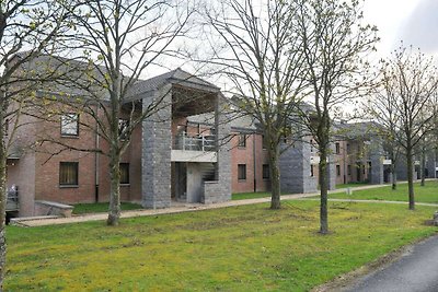 Modernes Haus im Erdgeschoss mit Terrasse