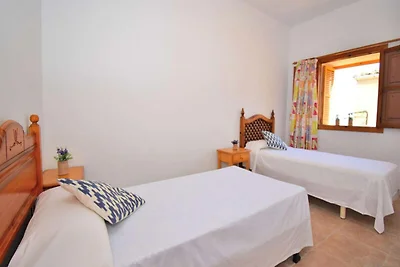 Haus in Maria de la Salut mit Terrasse