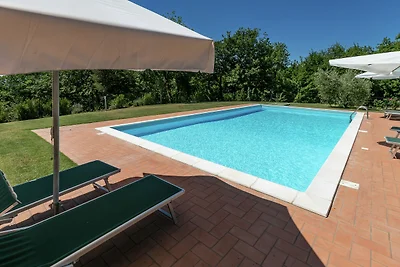 Spazioso agriturismo con piscina a Ficulle