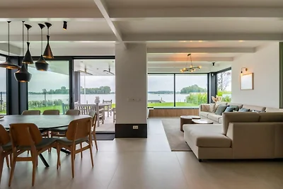 Attraktive Villa mit Bootssteg