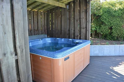 Villa met uitzicht op het meer en jacuzzi
