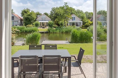 Bungalow am Wasser mit Garten