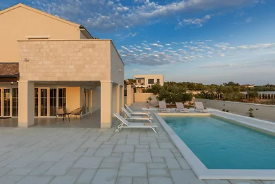 Villa Royal Stone mit Pool in Jezera