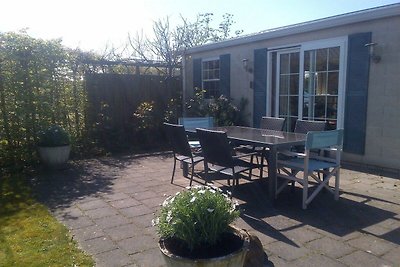 Bungalow am Wasser mit Terrasse