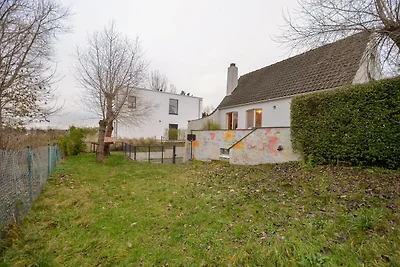 Schilderachtige villa met omheinde tuin