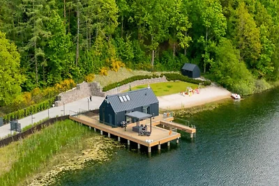 Ferienhaus mit privatem See und Strand