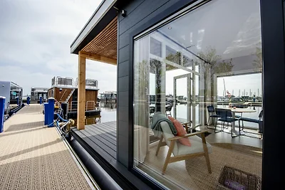 Modernes Hausboot mit Blick auf den See