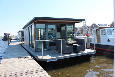 Modernes Hausboot mit Klimaanlage im...