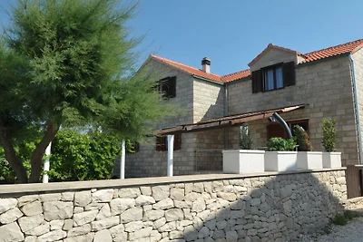 Villa en Povlja con piscina