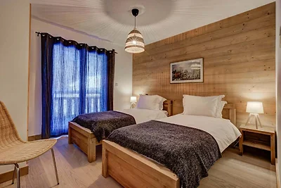 Spacious Apartment with Balconies beside Ski...