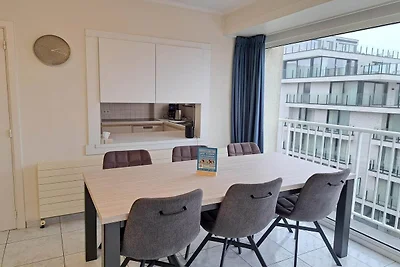 Helle Wohnung mit seitlichem Meerblick