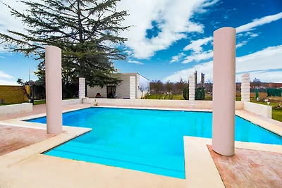 Villa in Villamuriel mit Pool und Grill