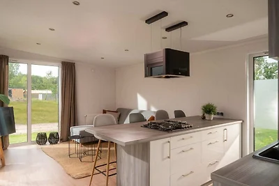 Modernes Ferienhaus mit hölzernem Whirlpool
