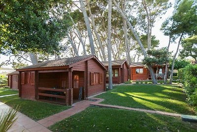 Attraente bungalow, terrazza coperta, a 1 km ...