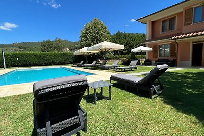 Villa seducente sulle colline toscane con...