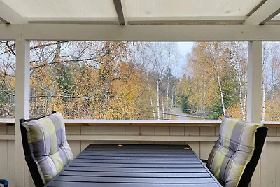 Gemütlicher Rückzugsort im Wald mit Whirlpool