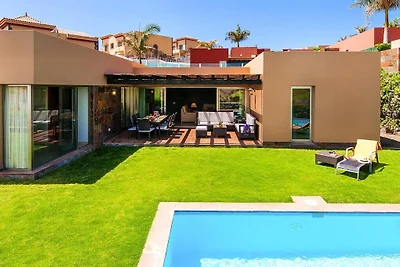 Casa con piscina su un campo da golf