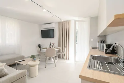 Modern City Escape - Two Bedroom Apartment wi...