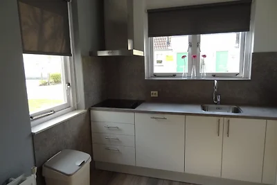 Geräumiges Ferienhaus mit Sauna in Strandnähe