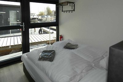 Moderne woonboot met airco gelegen in...