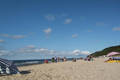 Luxuriöse Häuser am Wasser, nah am Meer.