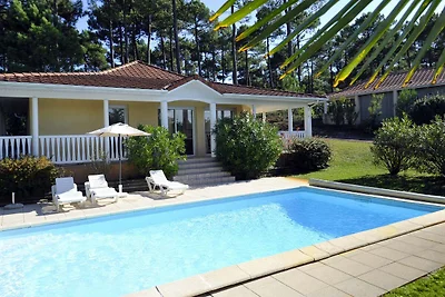 Villa mit Schwimmbad 2,2 km entfernt.