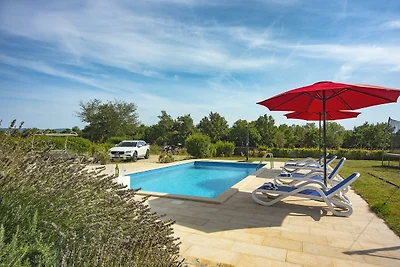 Villa con piscina a 1 km dalla spiaggia