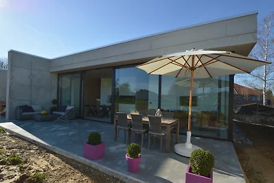 Moderne Dalhem-Villa mit Aussicht