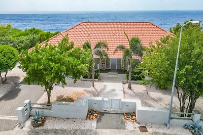 Pool und Whirlpool in einer Villa auf Coral...