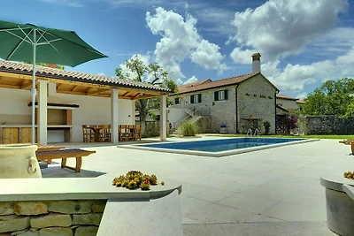 Ferienhaus in Rojnici mit Pool