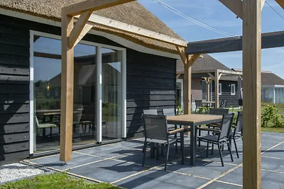 Villa in paglia in un villaggio turistico