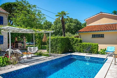 Casa vacanze convenzionale a Umago con piscin...
