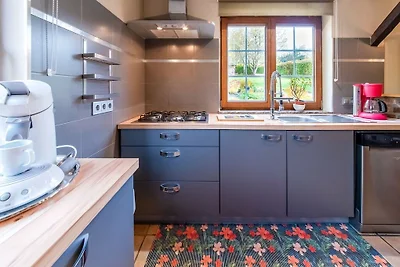 Ferienhaus mit Terrasse und Whirlpool in...