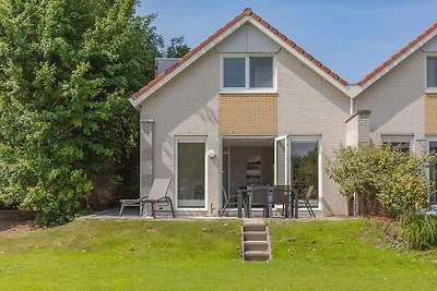 Bungalow am Wasser mit Garten