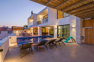 Villa in Kalkan mit Schwimmbecken