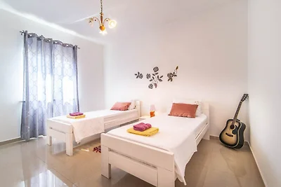 Große Villa mit Swimmingpool und umzäuntem...