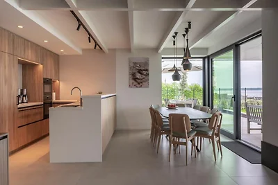 Attraktive Villa mit Bootssteg