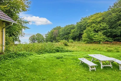 Vakantiehuis aan het meer met bos