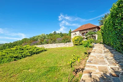 Steinhaus mit Pool und Garten